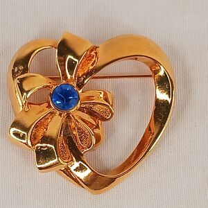 AVON Vintage Stamped Brooch Pin Large Goldtone Heart Sapphire